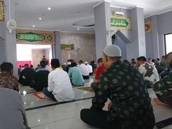 Masjid Pemkot Cilegon Gelar Salat Jumat, Tradisi Jabat Tangan Ditiadakan