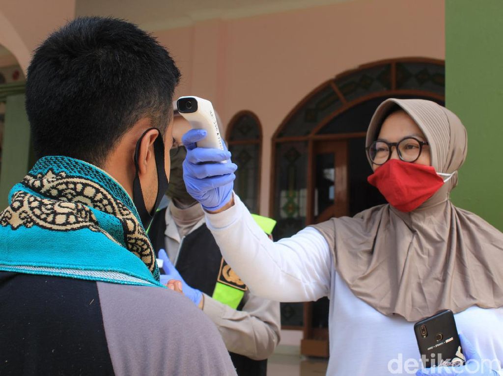 Jumatan di Masjid Polresta Bandung, Dicek Suhu dan Jaga Jarak Jumatan di Masjid Polresta Bandung, Dicek Suhu dan Jaga Jarak
