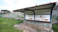 Di era 1990-an sampai 2000-an, bench ini selalu diisi oleh match commissioner. Persita Tangerang dan Persikota Tangerang yang berkandang di stadion ini (Foto: detikcom/Rengga Sancaya)