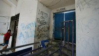 Pintu masuk tribune ini sekarang selalu terkunci, terlihat ada warga yang beraktivitas di sana, (Foto: detikcom/Rengga Sancaya)