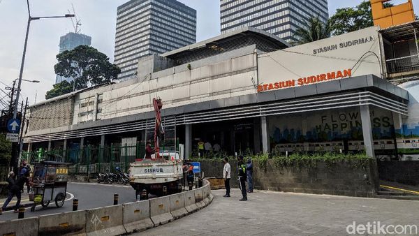 Depan Stasiun Sudirman Diberi Pembatas Beton