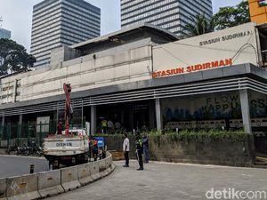 Depan Stasiun Sudirman Diberi Pembatas Beton