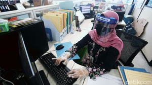 Suasana Kerja PNS DKI di Hari Pertama PSBB Transisi