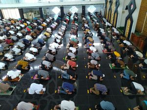 Bermasker-Jaga Jarak, Begini Suasana Salat Jumat di Masjid Baitul Faizin Bogor Bermasker-Jaga Jarak, Begini Suasana Salat Jumat di Masjid Baitul Faizin Bogor