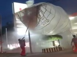 Video Momen Balon Udara 6 Meter Jatuh di SPBU Sragen