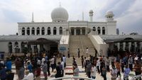 Terapkan Protokol Kesehatan, Salat di Masjid Al Azhar Meluber ke Halaman