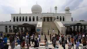 Terapkan Protokol Kesehatan, Salat di Masjid Al Azhar Meluber ke Halaman