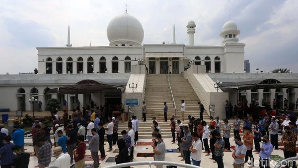 Terapkan Protokol Kesehatan, Salat di Masjid Al Azhar Meluber ke Halaman