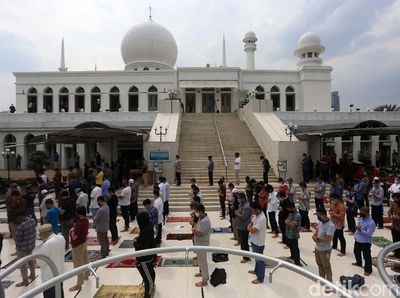 Terapkan Protokol Kesehatan, Salat di Masjid Al Azhar Meluber ke Halaman