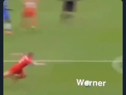 Jika Werner jadi ke Chelsea, Liverpool diolok-olok sudah terpeleset dalam persaingan. Seperti Steven Gerrard waktu lawan Chelsea. (Foto: internet/Twitter)