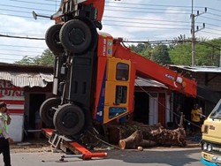 Crane Terjungkal Saat Angkat Potongan Batang Pohon, Overload Atau Mistik?
