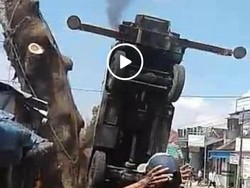 Viral Crane Terjungkal Saat Angkat Potongan Batang Pohon