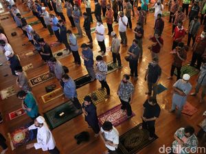 Momen Warga Bandung Salat jumat Berjemaah di Masjid Ukuwah-Pusdai