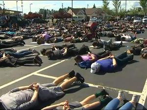 Warga Seattle Tiduran di Jalan Kenang Kematian George Floyd Warga Seattle Tiduran di Jalan Kenang Kematian George Floyd