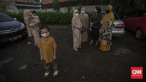 Akad Nikah Saat Transisi PSBB Suasana akad nikah di Kantor Urusan Agama (KUA) kecamatan Ciracas, Jakarta, Sabtu, 6 Juni 2020. Sesuai dengan SE Nomor 15 Tahun 2020 Tentang Panduan Penyelenggaraan Kegiatan di Rumah Ibadah Dalam Mewujudkan Masyarakat Produktif dan Aman Covid-19 di Masa Pandemi, calon pengantin diharuskan mengikuti protokol kesehatan seperti menggunakan masker dan sarung tangan. CNN Indonesia/Bisma Septalisma