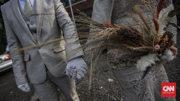 Suasana akad nikah di Kantor Urusan Agama (KUA) kecamatan Ciracas, Jakarta, Sabtu, 6 Juni 2020. Sesuai dengan SE Nomor 15 Tahun 2020 Tentang Panduan Penyelenggaraan Kegiatan di Rumah Ibadah Dalam Mewujudkan Masyarakat Produktif dan Aman Covid-19 di Masa Pandemi, calon pengantin diharuskan mengikuti protokol kesehatan seperti menggunakan masker dan sarung tangan. CNN Indonesia/Bisma Septalisma