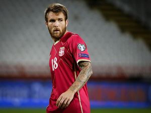 Pesepakbola Ini Dipecat karena Istrinya Rasis