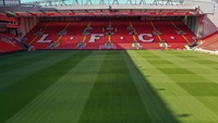 Pertama, penonton dilarang hadir di stadion. Sama seperti liga-liga Eropa lainnya, tiap tim akan bermain di stadion yang kosong (Getty Images/Christopher Furlong)