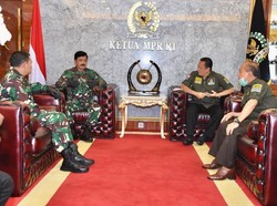 2 Prajurit TNI Beri THR ke Warga Flores, Ketua MPR: Ini Pancasila!