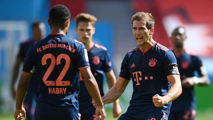 LEVERKUSEN, GERMANY - JUNE 06: Serge Gnabry (L) of Muenchen celebrates his teams third goal with teammate Leon Goretzka during the Bundesliga match between Bayer 04 Leverkusen and FC Bayern Muenchen at BayArena on June 06, 2020 in Leverkusen, Germany. (Photo by Matthias Hangst/Getty Images)