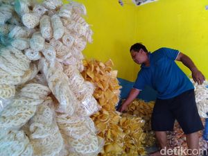 Penjual Kerupuk Ini Tak Kecewa Hajinya Ditunda Meski Berat Perjuangannya