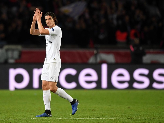 PARIS, FRANCE - NOVEMBER 28:  Edinson Cavani of Paris Saint-Germain shows appreciation to the crowds as he is taken off during the UEFA Champions League Group C match between Paris Saint-Germain and Liverpool at Parc des Princes on November 28, 2018 in Paris, France.  (Photo by Shaun Botterill/Getty Images)