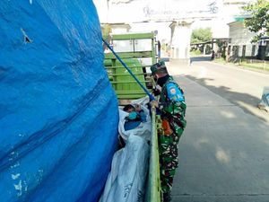 Hindari Pengecekan Saat Masuk Bali, 2 Kernet Ngumpet di Bak Truk Berterpal