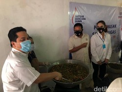 Datangi Dapur Satgas COVID-19, Erick Thohir Ngomongin Nasi Goreng