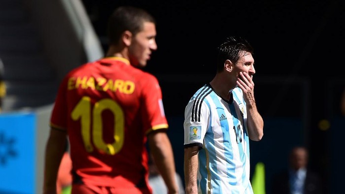 Argentinas forward Lionel Messi (R) reacts in front of Belgiums midfielder Eden Hazard during the second half of a quarter-final football match between Argentina and Belgium at the Mane Garrincha National Stadium in Brasilia during the 2014 FIFA World Cup on July 5, 2014. AFP PHOTO / FRANCOIS XAVIER MARIT (Photo by FRANCOIS XAVIER MARIT / AFP)