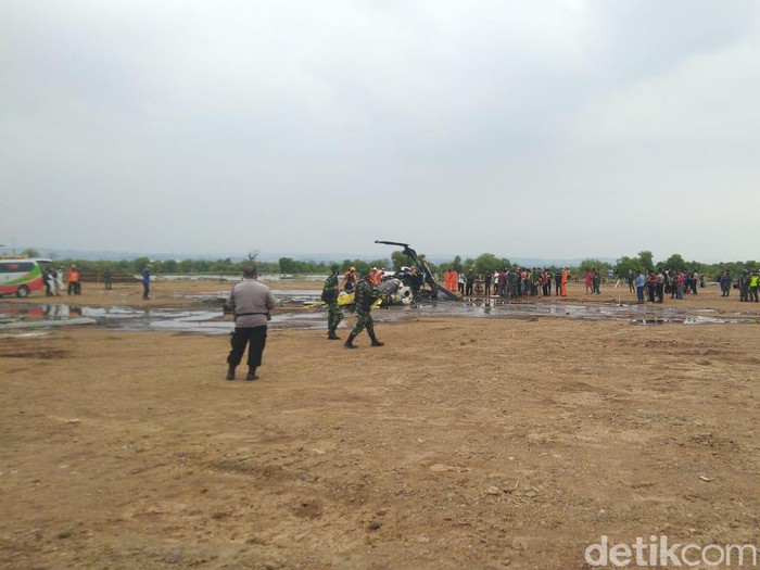 Helikopter jatuh di kawasan industri Kendal, Sabtu (6/6/2020).