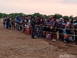Warga Ramai-ramai Datangi Lokasi Helikopter Jatuh di Kendal