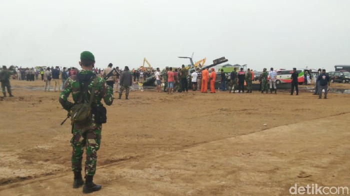 Helikopter jatuh di kawasan industri Kendal, Sabtu (6/6/2020).