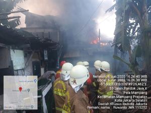 Rumah Terbakar di Hunian Padat Mampang, 15 Unit Mobil Damkar Dikerahkan