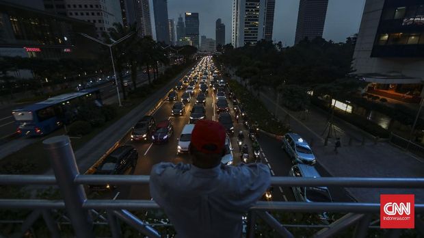 Kemacetan di jalan Jenderal Sudirman saat PSBB Transisi Suasana kemacetan di jalan Jenderal Sudirman, Jakarta, Jumat, 5 Juni 2020. Pada hari pertama penerapan Pembatasan Sosial Berskala Besar (PSBB) transisi, lalu lintas di sejumlah jalan di DKI Jakarta terpantau padat hingga terjadi kemacetan. CNN Indonesia/Bisma Septalisma