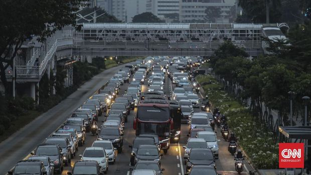 Suasana kemacetan di jalan Jenderal Sudirman, Jakarta, Jumat, 5 Juni 2020. Pada hari pertama penerapan Pembatasan Sosial Berskala Besar (PSBB) transisi, lalu lintas di sejumlah jalan di DKI Jakarta terpantau padat hingga terjadi kemacetan. CNN Indonesia/Bisma Septalisma