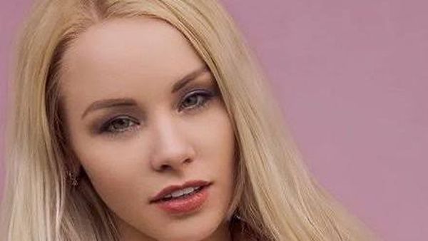 Ini Artis Porno yang Nggak Mau Pulang Kampung karena Takut Dilempari Batu
