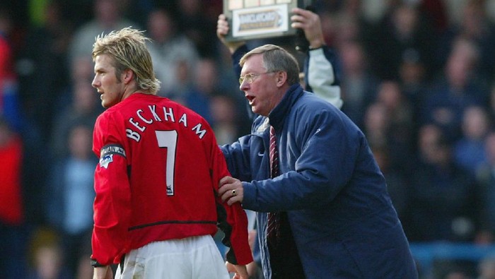 LONDON - OCTOBER 19:  Manchester United manager Sir Alex Ferguson gives instructions to David Beckham during the FA Barclaycard Premiership match between Fulham and Manchester United at Loftus Road in London on October 19, 2002. (Photo By Ben Radford/Getty Images)