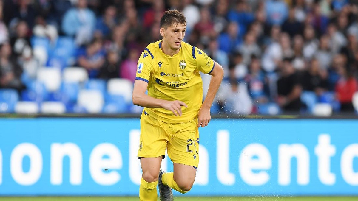 Juventus belakangan ini sedang dikaitkan dengan bek Hellas Verona, Marash Kumbulla. (Foto: Getty Images/Francesco Pecoraro)
