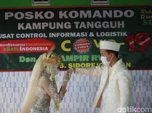 Sepasang Kekasih di Sidoarjo Nikah dalam Pos Kampung Tangguh COVID-19 Sepasang Kekasih di Sidoarjo Nikah dalam Pos Kampung Tangguh COVID-19