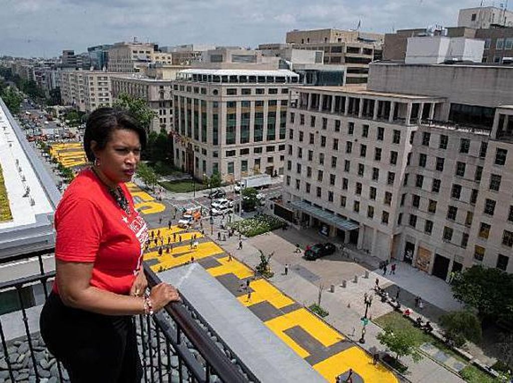 Ini Mural Raksasa Black Lives Matter di Seberang Gedung Putih Ini Mural Raksasa Black Lives Matter di Seberang Gedung Putih