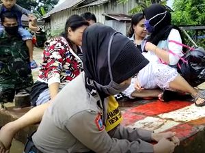 Polwan Basah-basahan Ikut Terjang Banjir Evakuasi Ibu Hamil 9 Bulan