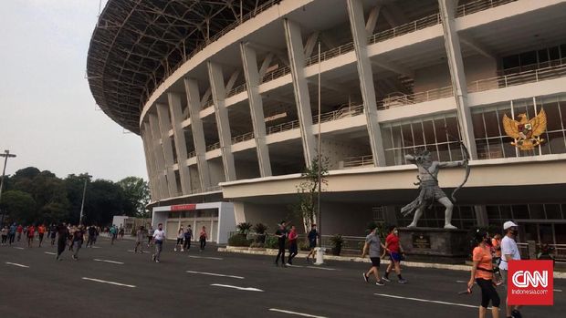 Area Gelora Bung Karno di Senayan, Jakarta Selatan mulai dipadati warga pada hari kedua Pembatasan Sosial Berskala Besar (PSBB) masa transisi diterapkan, Sabtu (6
