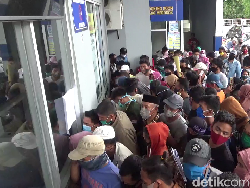 Duh! Ratusan Penumpang Berdesakan Antre Ambil Surat Sehat