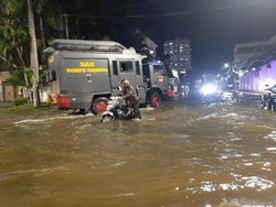 Banjir Rob Ikut Rendam Jalan Pantai Mutiara