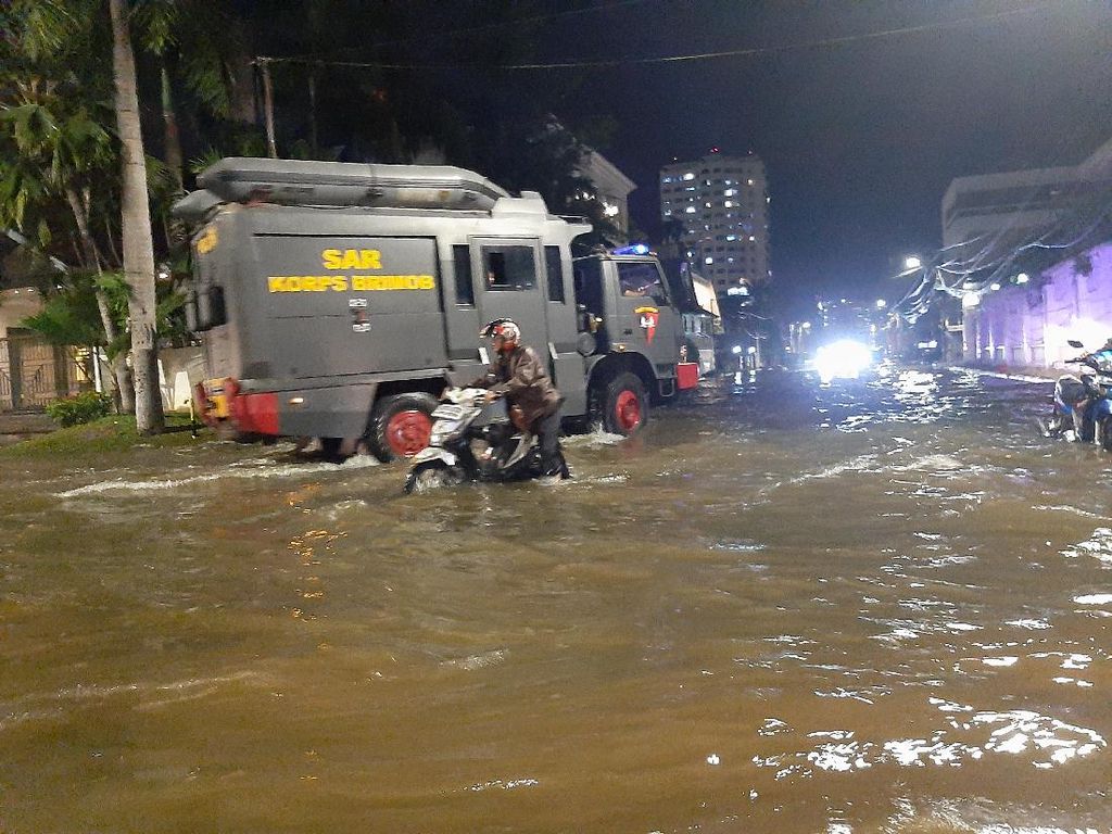 Banjir Rob Ikut Rendam Jalan Pantai Mutiara Banjir Rob Ikut Rendam Jalan Pantai Mutiara