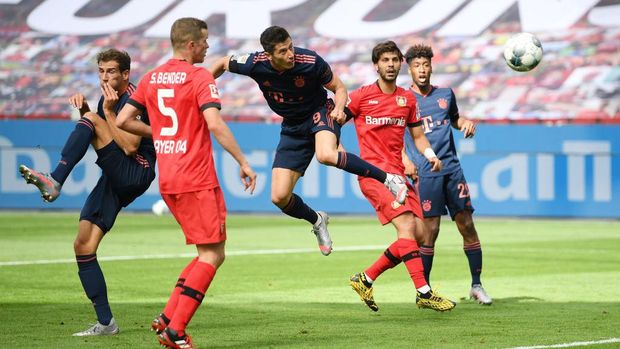 LEVERKUSEN, GERMANY - JUNE 06: Robert Lewandowski (C) of Muenchen scores his team's fourth goal during the Bundesliga match between Bayer 04 Leverkusen and FC Bayern Muenchen at BayArena on June 06, 2020 in Leverkusen, Germany. (Photo by Matthias Hangst/Getty Images)