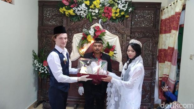 Seorang warga asing asal Rusia akhirnya menikahi gadis pujaan hatinya asal Kulon Progo. Pernikahan dilaksanakan sederhana lantaran di tengah pandemi Corona.