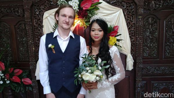 Sah! Bule Rusia Ini Nikahi Gadis Kulon Progo Saat Pandemi