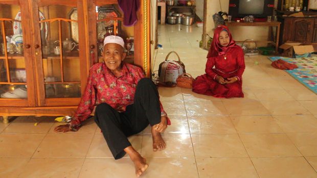 Viral kakek duda 73 tahun di Maros menikahi wanita lajang 51 tahun (M Bakrie/detikcom)
