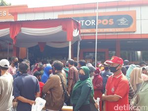 Antrean Panjang dan Desak-desakan Warnai Pembagian Bansos di Subang Antrean Panjang dan Desak-desakan Warnai Pembagian Bansos di Subang